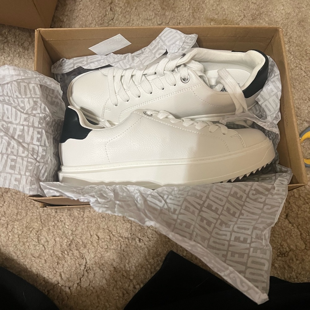 STEVE MADDEN SNEAKERS